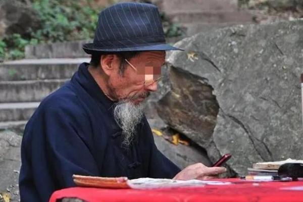 四川算命先生被当街捅死，凶手被捕后大怒：他算得太准，害我10年
