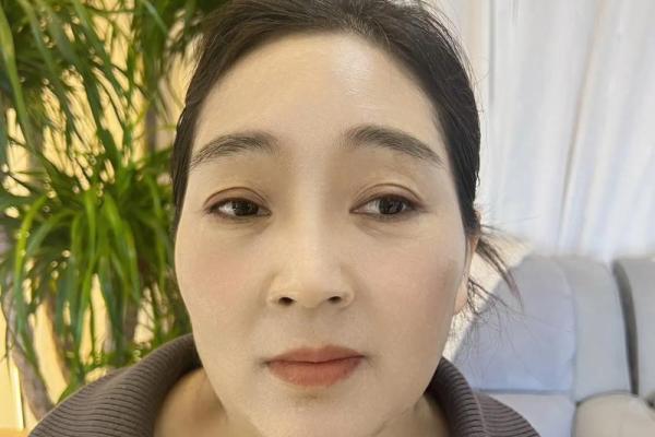 八字眉的女人