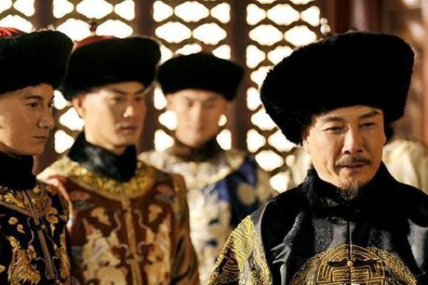 康熙拿出弘历的生辰八字，相士看后：为女必为娼，为男必为皇