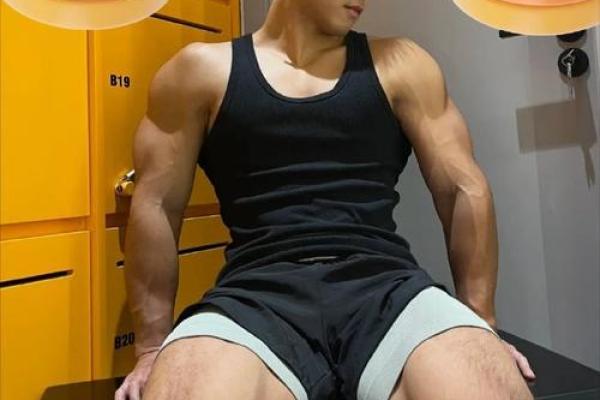 内八字男生