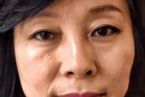 八字纹的女人是穷相吗？