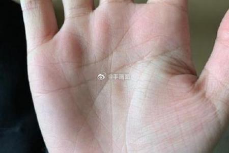 风水观点女子右手假断掌手相解析
