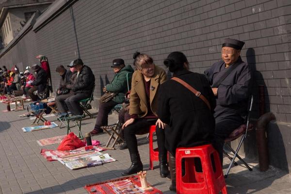 民间故事：两人去算命，同字不同命，算命先生说看看你身后有什么