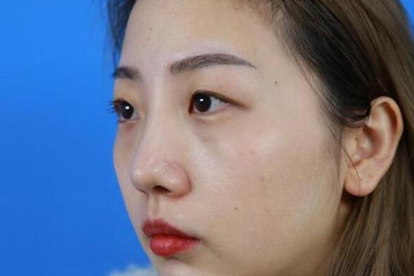 女人八字眼